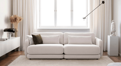 Sofa BOHO 210, das auf einem hellen Teppichboden steht, Hersteller: Oot-Oot