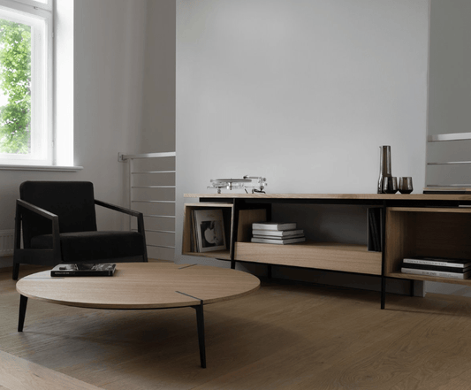Vinyl-Konsole CONTE in hellem Holz in einem modernen Wohnzimmer mit schwarzem Sessel und hellem Couchtisch, Hersteller: Mint Furniture