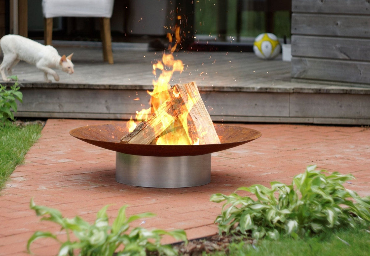 Feuerschale aus Rohstahl mit natürlicher Rostoptik im Garten: Design--Feuerschale RIMA des Anbieters Svenskav
