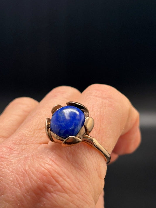 Großer BLOSSOM - Ring; vergoldeter Silberring mit "Blüte" aus dunkelblauem Lapislazuli. Handgefertigt von Goldschmiedin Kateryna Pishon / Hyrv aus Estland -  noor disain