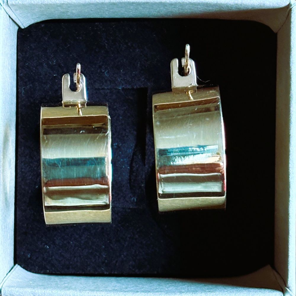 HOOPS OF HARMONY - Creolen vergoldet, handgefertigt von der estnischen Goldschmiedin Kateryna Pishon; 1,1 cm breit, Durchmesser 2 cm - noor disain