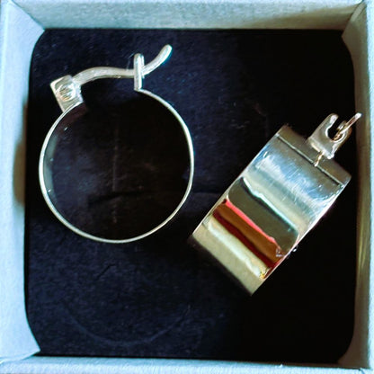 HOOPS OF HARMONY - Creolen vergoldet, handgefertigt von der estnischen Goldschmiedin Kateryna Pishon; 1,1 cm breit, Durchmesser 2 cm - noor disain