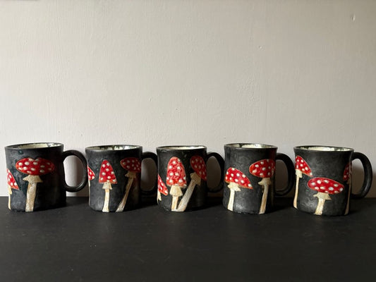 Keramik Tassen, Kaffeebecher, handgemacht, skandinavisches Design, Dekor Fliegenpilze auf schwarzem Grund, robust, spülmaschinenfest, Design: Riine Sooäär, Estland. 