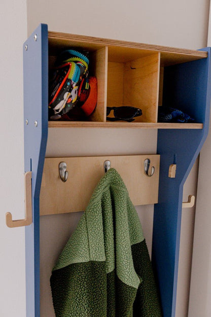 Kindergarderobe mit Sitzbank in skandinavischem Design blau von Duck Woodworks