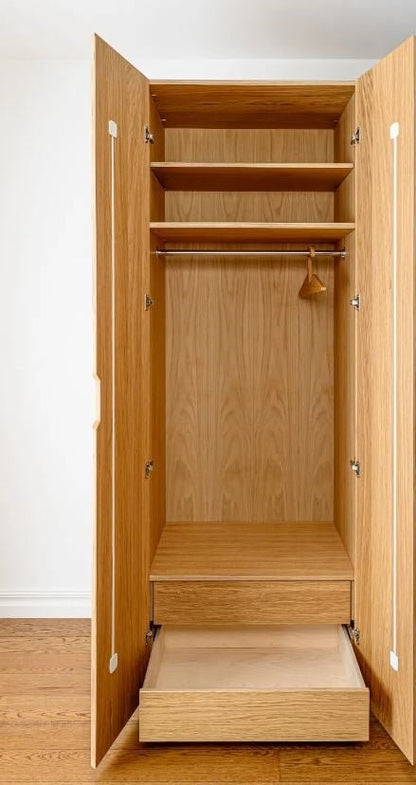 Kleiderschrank NOBLE 4-türig geöffnet: zwei Kleiderstangen, Einlegeböden und vier Schubladen