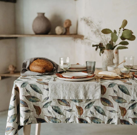 Leinen-Tischdecke GOLDENER HERBST von Linen Tales mit herbstlich gedecktem Tisch