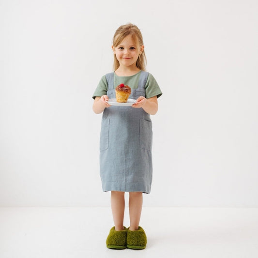 Leinenschürze Pinafore für Kinder in Nebelblau vom Hersteller Linen Tales