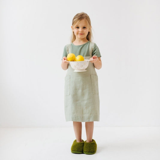 Leinenschürze Pinafore für Kinder in Salbei vom Hersteller Linen Tales