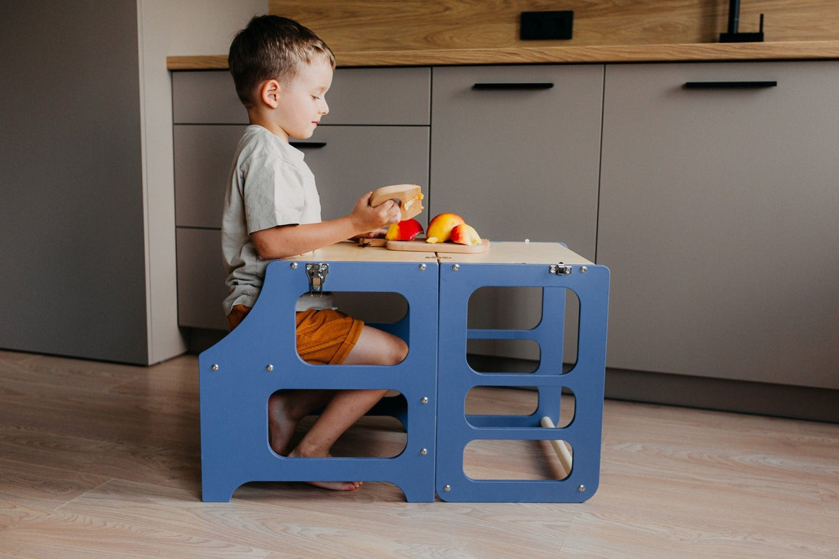 Umgeklappte Version des multifunktionalen 2-in-1 Lernturm & Kindertisch in skandinavischem Design in der Farbe blau, Hersteller: Duck Woodworks