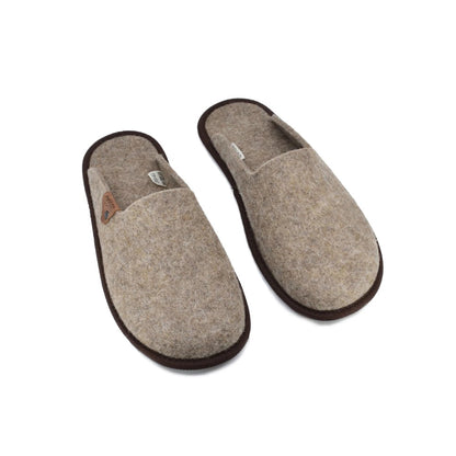 Slippers PELSI aus natürlichem Wollfilz in der Farbe Braun freigestellt von der estnischen Firma OmaKing