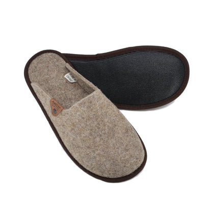 Slippers PELSI aus natürlichem Wollfilz in der Farbe Braun freigestellt von der estnischen Firma OmaKing