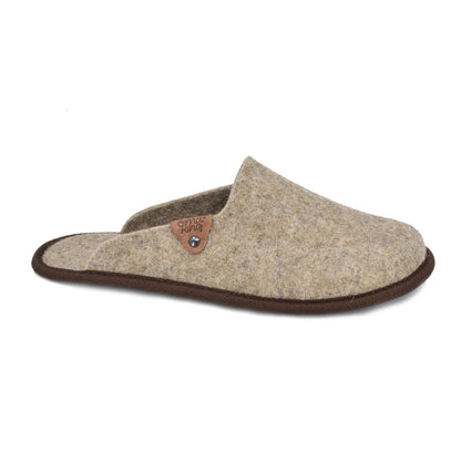 Einzelstück von Slippers PELSI aus natürlichem Wollfilz in der Farbe Braun freigestellt von der estnischen Firma OmaKing