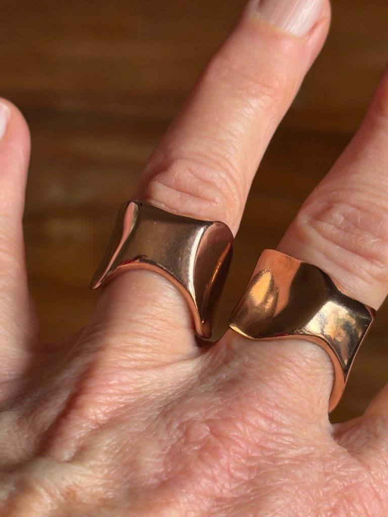 Pebbles Wellenring, handgefertigt von Kateryna Pishon / Hyrv, Sterlingsilber 14k rosévergoldet. Bei Noor Disain.