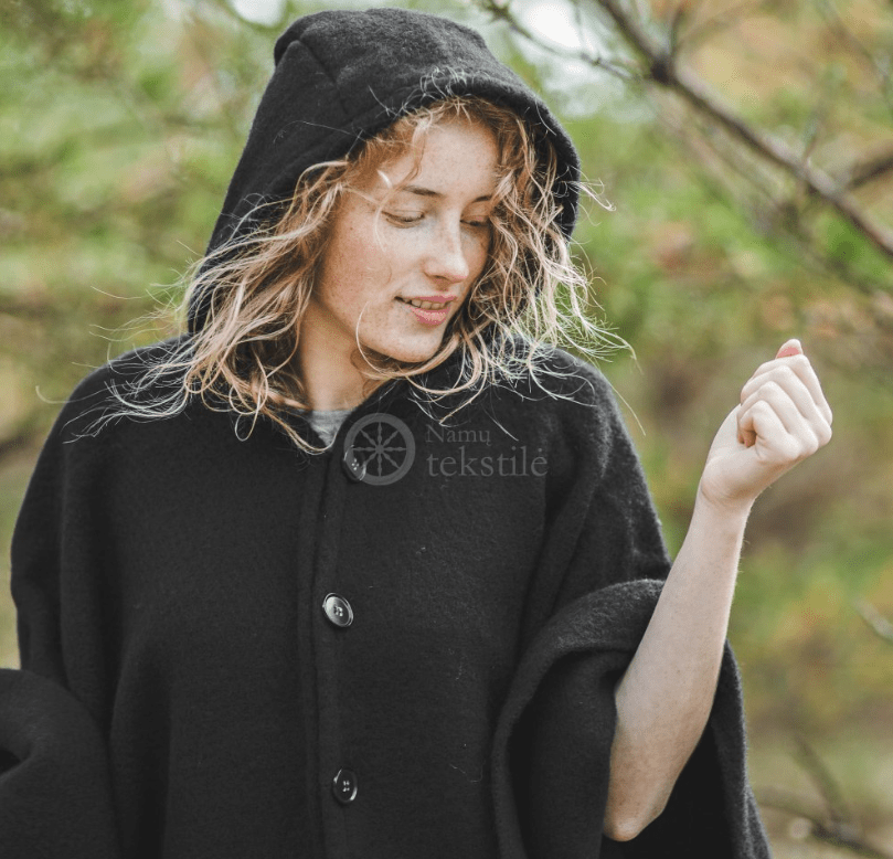 Poncho aus Wolle mit Kapuze - noor disain