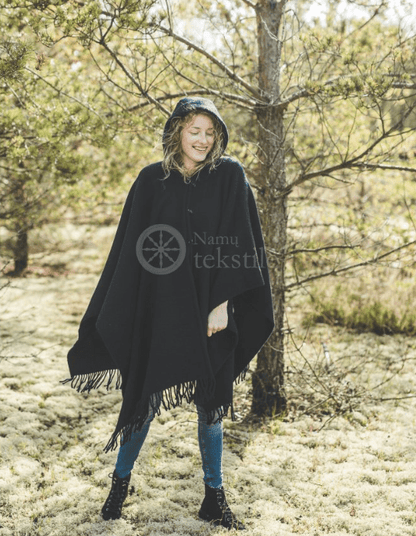Poncho aus Wolle mit Kapuze - noor disain