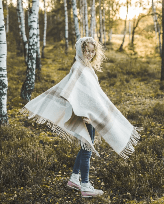 Poncho aus Wolle mit Kapuze - noor disain