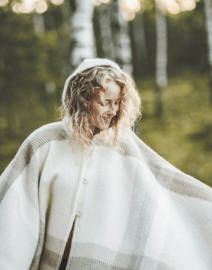 Poncho aus Wolle mit Kapuze - noor disain