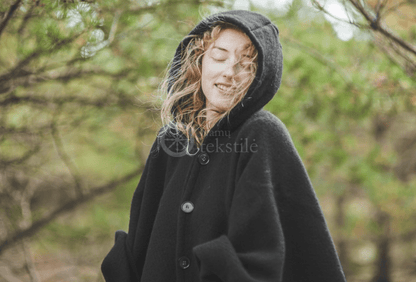 Poncho aus Wolle mit Kapuze - noor disain
