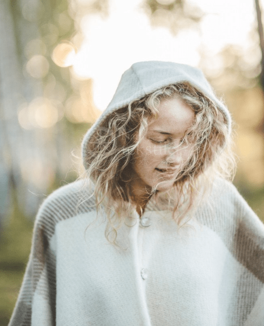 Poncho aus Wolle mit Kapuze - noor disain
