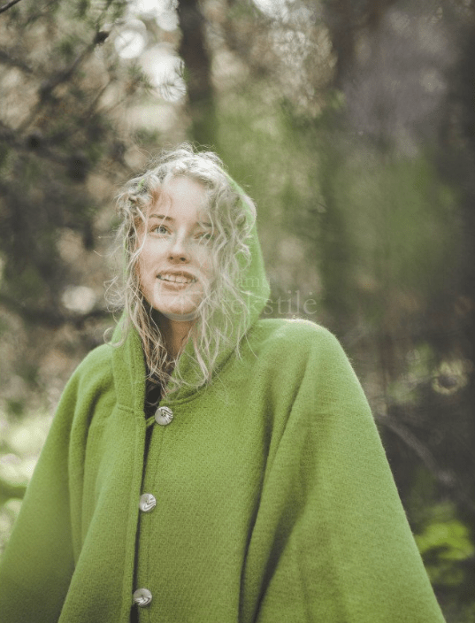 Poncho aus Wolle mit Kapuze - noor disain