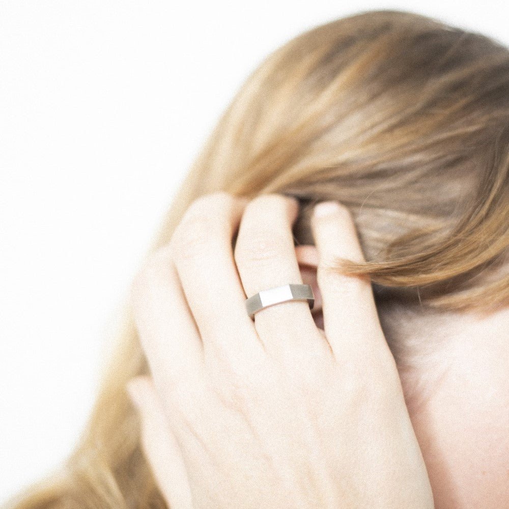Ring Plico aus Edelstahl des estnischen Schmuckdesignlabel Lentsius 