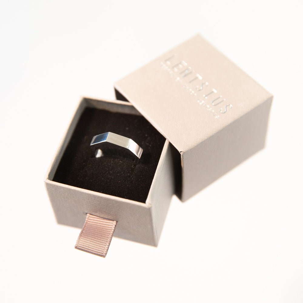 Ring Plico aus Edelstahl des estnischen Schmuckdesignlabel Lentsius 