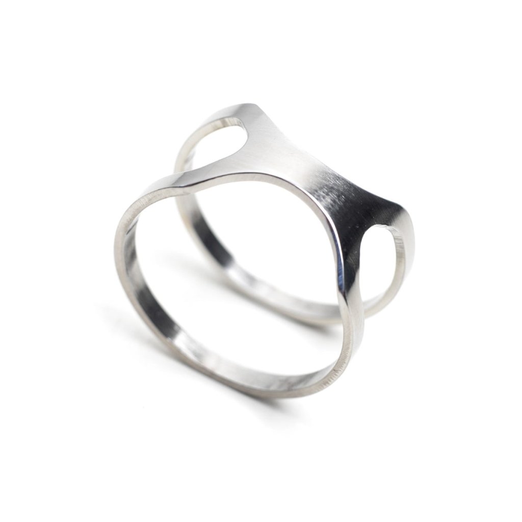 Ring Versus aus poliertem Edelstahl des estnischen Schmucklabels Lentsius