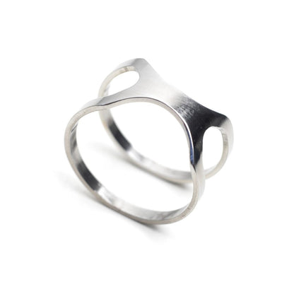 Ring Versus aus poliertem Edelstahl des estnischen Schmucklabels Lentsius
