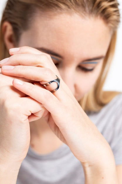 Ring Versus aus poliertem Edelstahl des estnischen Schmucklabels Lentsius
