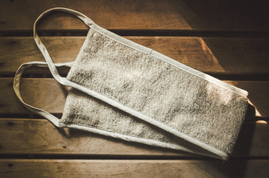 Rückenschrubber aus Leinen mit praktischen Schlaufen des estnischen Herstellers Namu Tekstile