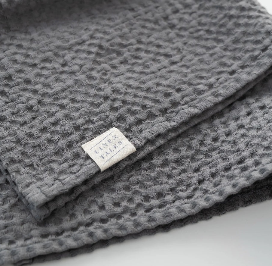 Detail Waffelpiqué-Handtuch Grau aus Leinen-Baumwoll-Gemisch des litauischen Herstellers Linen Tales