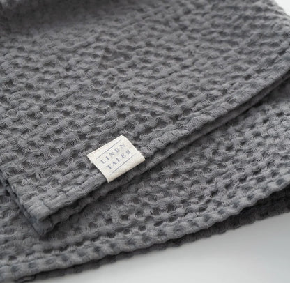 Detail Waffelpiqué-Handtuch Grau aus Leinen-Baumwoll-Gemisch des litauischen Herstellers Linen Tales