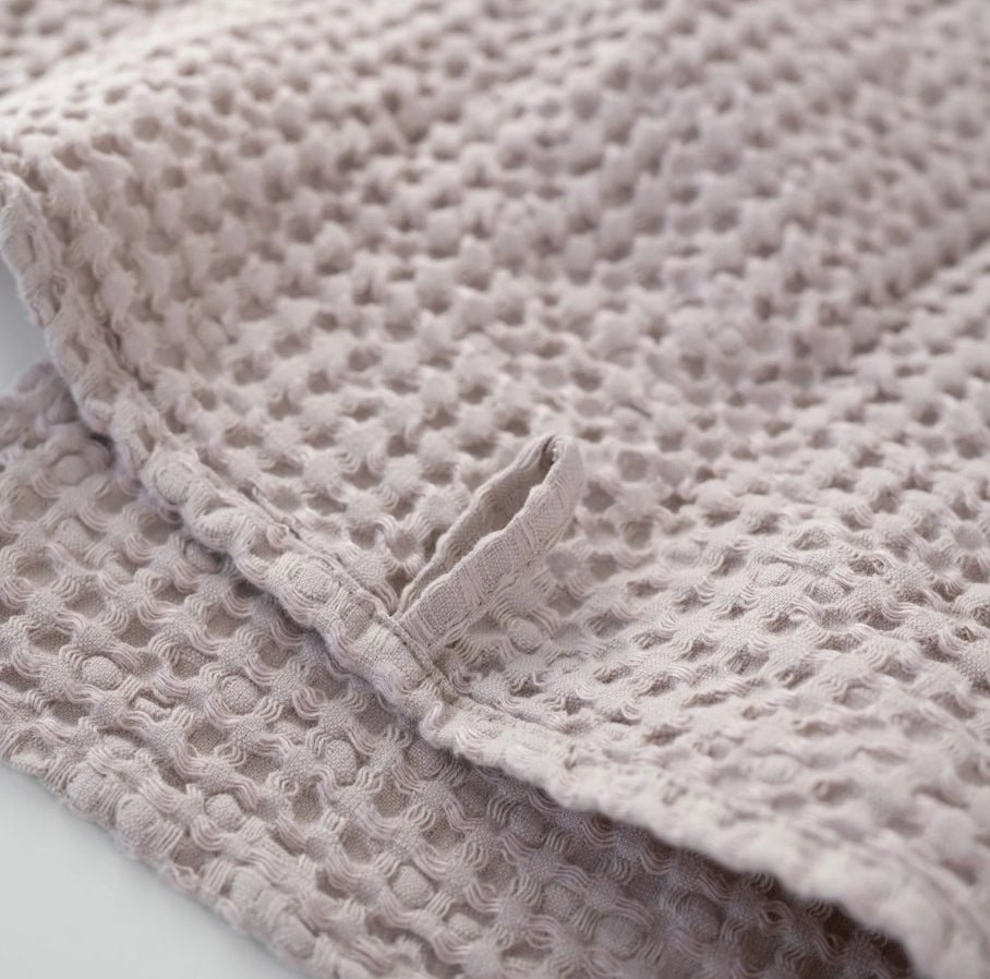 Aufhänger-Detail Waffelpiqué-Handtuch in Altrosé aus Leinen-Baumwoll-Stoff des litauischen Herstellers Linen Tales