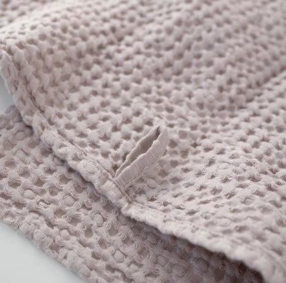 Aufhänger-Detail Waffelpiqué-Handtuch in Altrosé aus Leinen-Baumwoll-Stoff des litauischen Herstellers Linen Tales