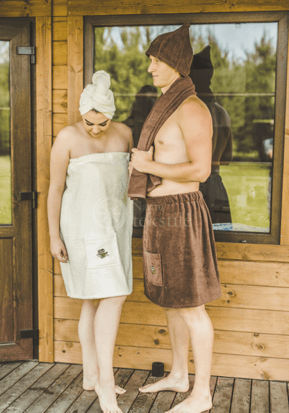Saunaschürze für Männer aus Baumwollfrottee in Braun und Saunaschürze für Frauen Creme des estnischen Herstellers Namu Tekstile