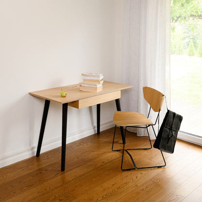 Schreibtisch VISTA Holzbeinedes estnischen Herstellers Radis
