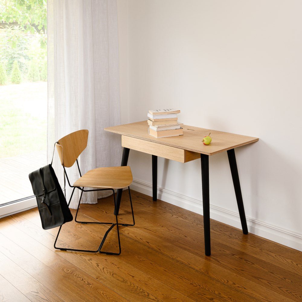 Schreibtisch in skandinavischem Design: Schreibtisch VISTA Holzbeine schwarz des estnischen Herstellers Radis