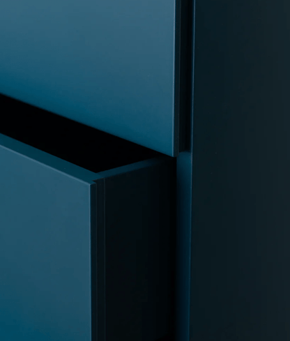 Detail von Sekretär Rombi im skandinavischen Design des lettischen Herstellers Mint Furniture