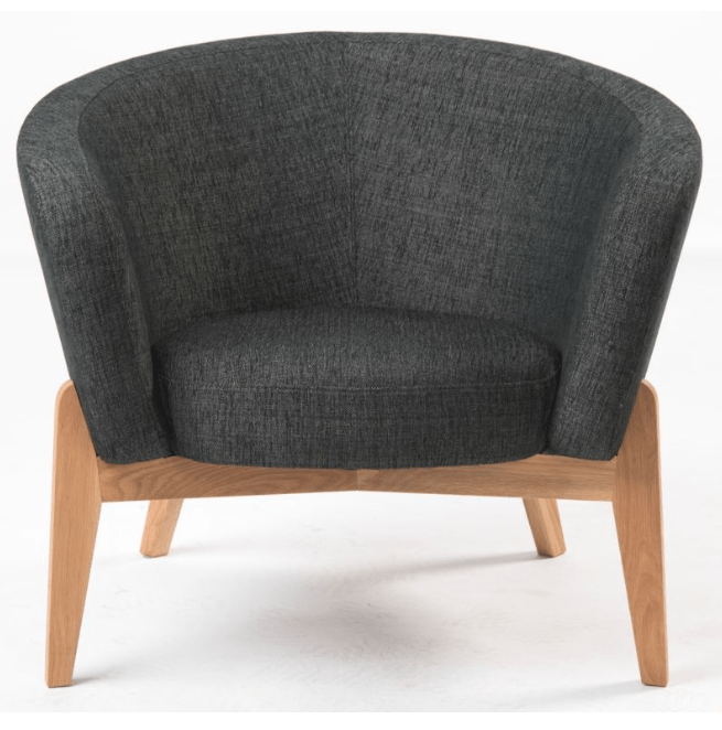 Frontalansicht des Sessels CURVE in dänischem Design mit grauem Stoff "Soil" des estnischen Herstellers Tarmeko