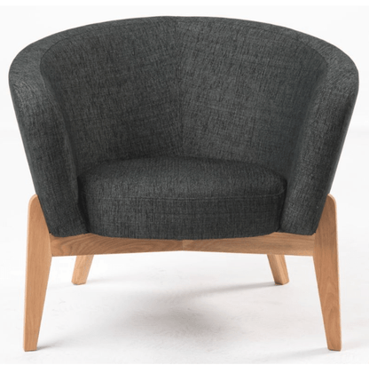 Frontalansicht des Sessels CURVE in dänischem Design mit grauem Stoff "Soil" des estnischen Herstellers Tarmeko