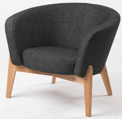 Sessel CURVE in dänischem Design mit grauem Stoff "Soil" des estnischen Herstellers Tarmeko