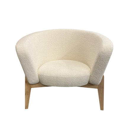 Frontalansicht von Sessel CURVE in dänischem Design mit hellem Bezug "Now or Never" des estnischen Herstellers Tarmeko