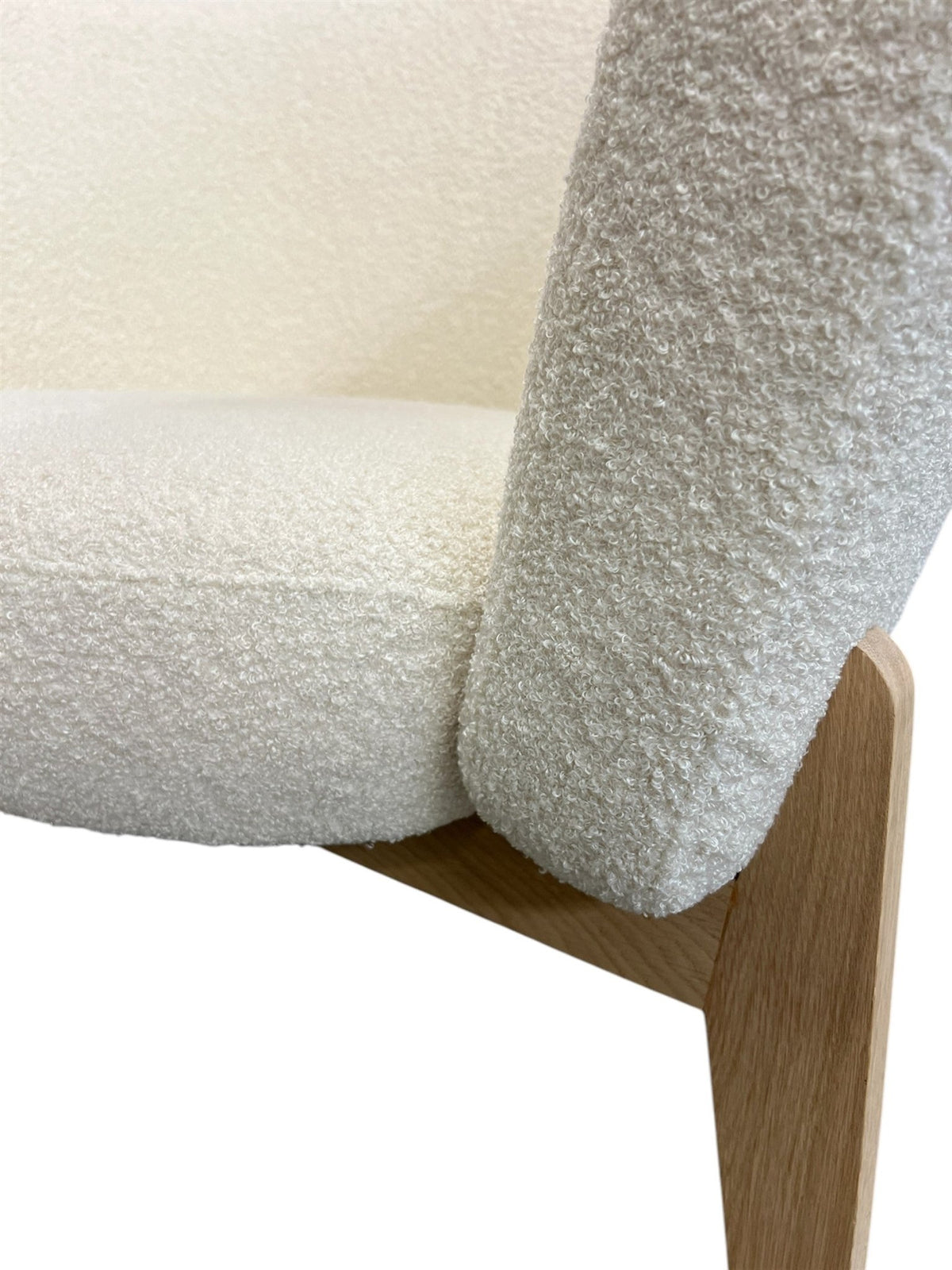 Detailansicht der Verarbeitung von Sessel CURVE in dänischem Design mit hellem Bezug "Now or Never" des estnischen Herstellers Tarmeko