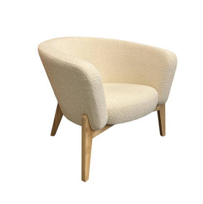 Weich sitzen auf einem stabilen Holzrahmen: Sessel CURVE in dänischem Design mit hellem Bezug "Now or Never" des estnischen Herstellers Tarmeko