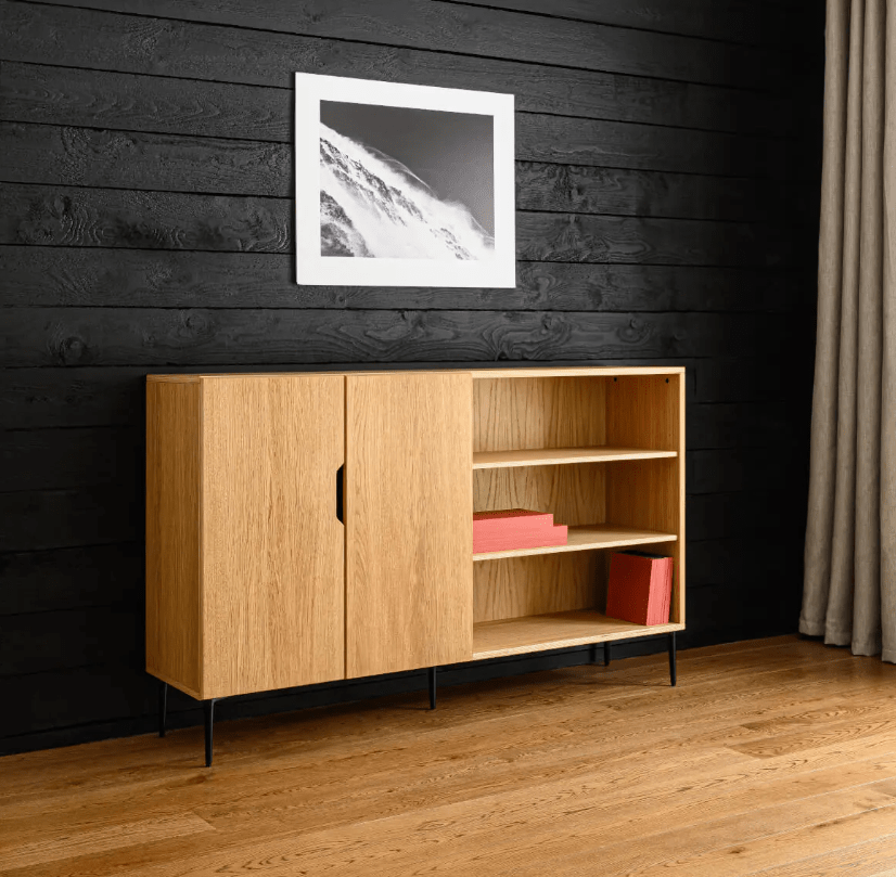 Sideboard NOBLE Eichenfurnier mit geschlossenen Türen und offenen Regalen des estnischen Herstellers Radis