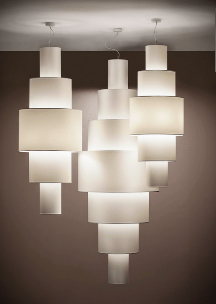 Die CROISSANT-Serie des estnischen Leuchtenherstellers 4Room wird mit ihrem minimalistischen, aber spektakulären Design zweifellos ihrem Namen gerecht. Designer Rain Raidna hat sich für die imposante Deckenleuchte tatsächlich vom französischen Gebäck inspirieren lassen - und wurde dafür mit dem renommierten estnischen Designpreis BRUNO 2024 ausgezeichnet.  Die Hängelampen im Nordic Design gibt es in drei Größen: 220 cm hoch, 160 cm hoch und 135 cm hoch. Bezug in vielen Farben zu haben.