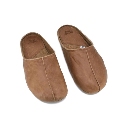 Sulbi Slippers aus recyceltem braunem Leder freigestellt von der estnischen Firma OmaKing
