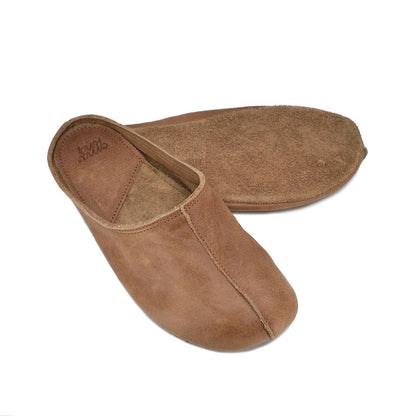 Sulbi Slippers aus recyceltem braunem Leder freigestellt von der estnischen Firma OmaKing