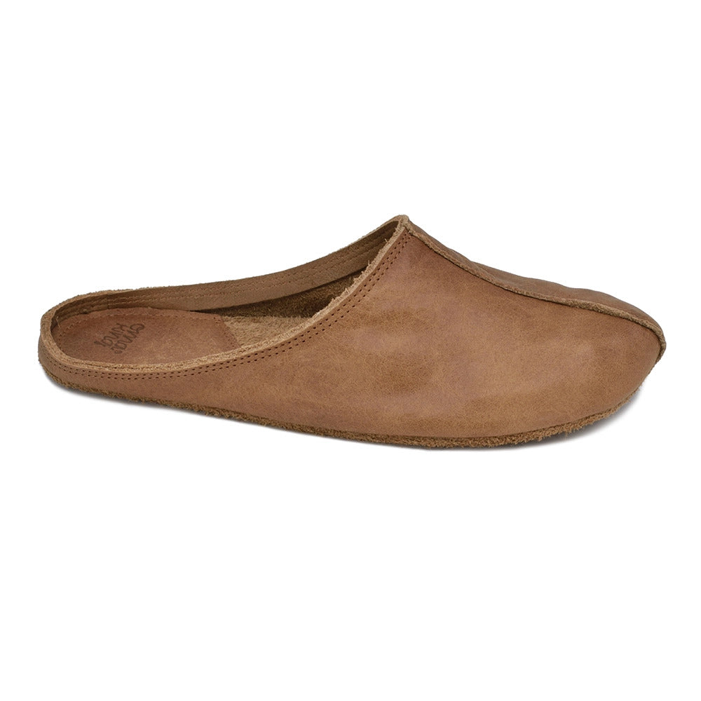 Einzelstück Sulbi Slippers aus recyceltem braunem Leder freigestellt von der estnischen Firma OmaKing