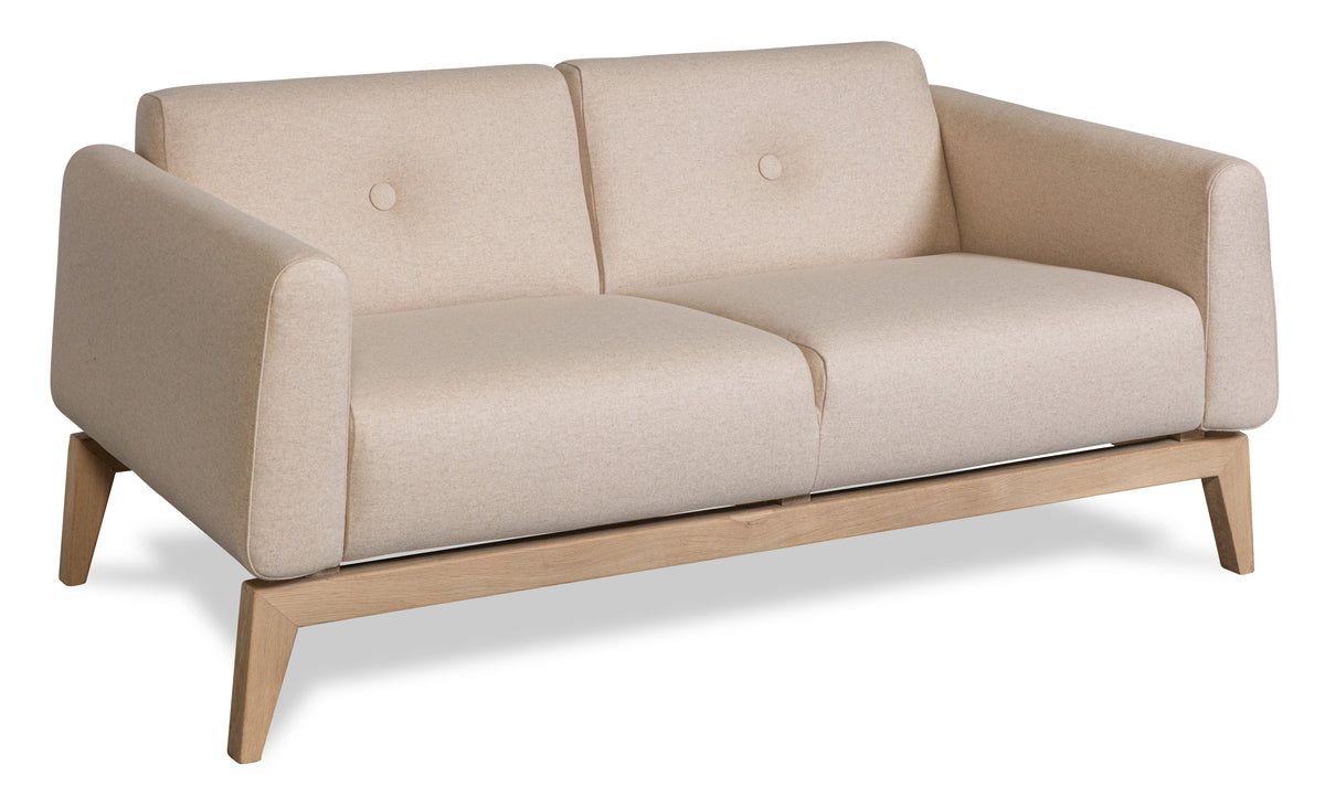 Schrägansicht des 2-Sitzer Sofas Smooth mit hellem Stoff im skandinavischen Design mit Holzbeinen, Hersteller: Tarmeko
